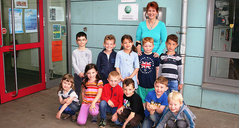 Kinder aus Koslar Hand in Hand mit den Pokalfinalistinnen