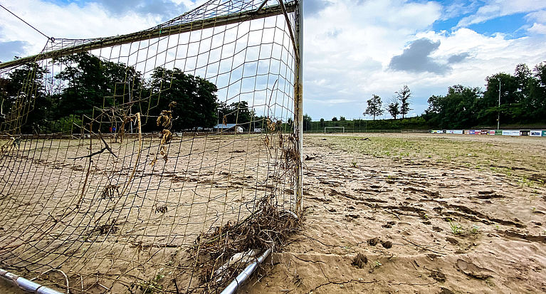 Hochwasserhilfe: Fliesen für betroffene Fußballvereine