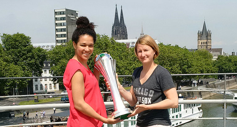 DFB-Pokalfinale der Frauen: Célia Šašić trägt den Pokal ins Stadion